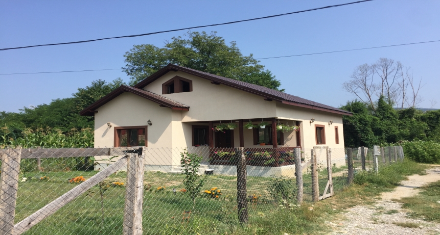 Casa La Vladesti Judetul Valcea
